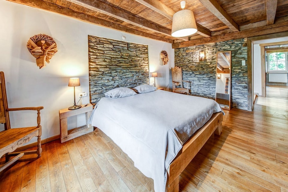 Riverside Villa with Charm, Léglise