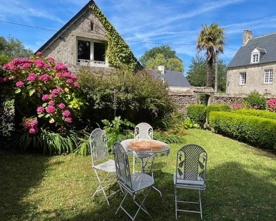 Holiday home in Houtteville with garden, Picauville