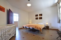 Vakantiehuis in Luzy met omheinde tuin