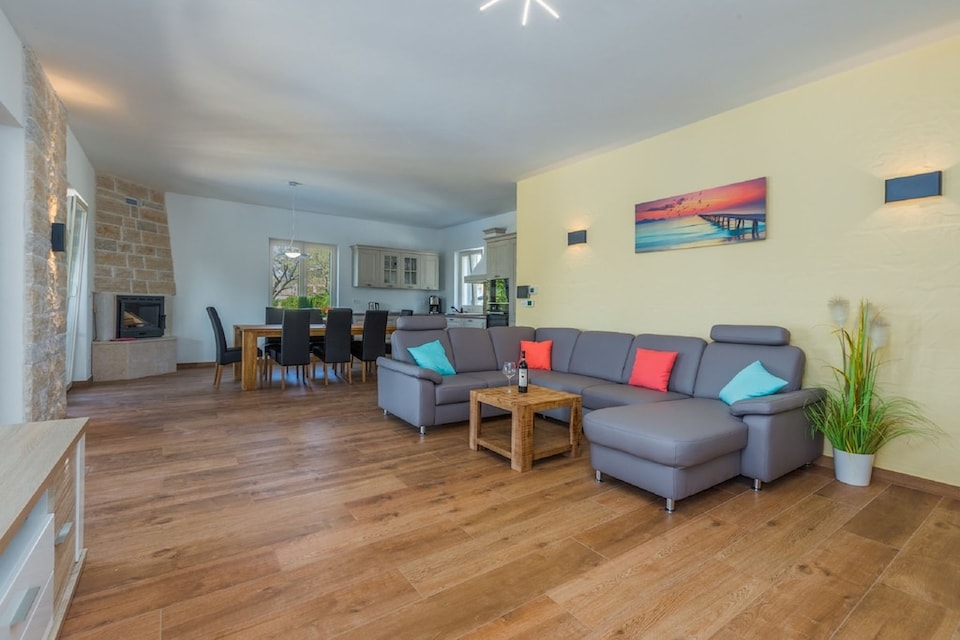 Villa in Deklici with Infinity Pool & Sea Views, Deklići