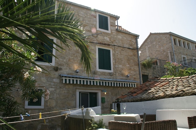 Traditionelles Haus mit zwei Wohnungen, Vis