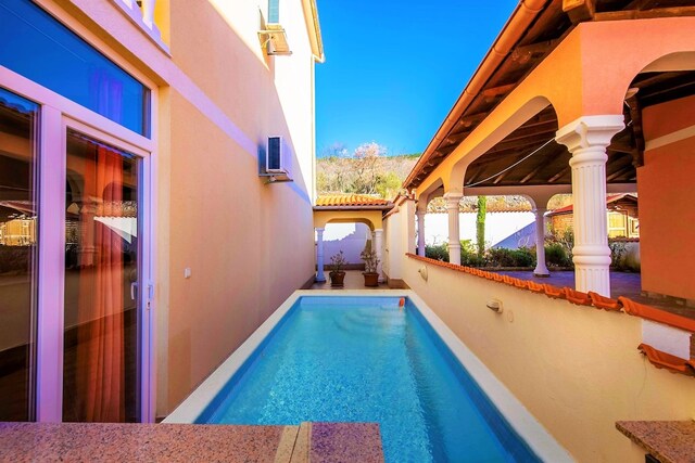 Hütte in Kroatien mit Pool und Waldblick, Dramalj