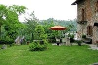 Villa in Langhe mit Pool und Weingut-Flair