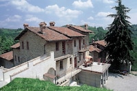 Villa in Langhe-Hügeln mit Pool