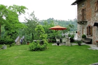 Villa in Langhe-Hügeln mit Pool