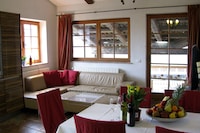 Villa in Langhe-Hügeln mit Pool