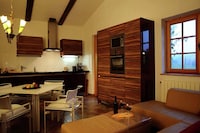 Villa in Langhe-Hügeln mit Pool