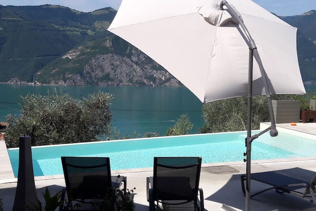 Villa in Italien mit Seeblick und Pool, Marone