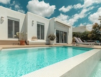 Moderne Villa mit privatem Pool