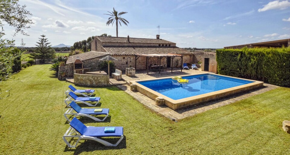 Farmhouse in Mallorca with Pool & Views, Vilafranca de Bonany