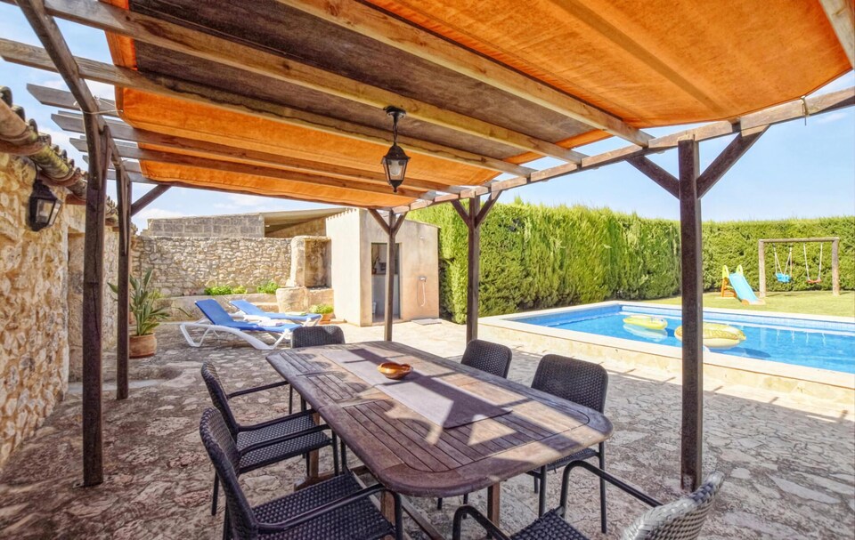 Farmhouse in Mallorca with Pool & Views, Vilafranca de Bonany