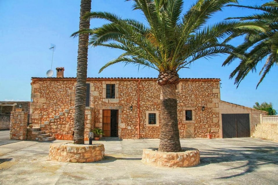 Farmhouse in Mallorca with Pool & Views, Vilafranca de Bonany