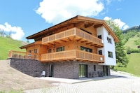 Chalet in Saalbach bij Skilift & Pistes