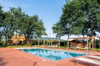 Herrenhaus mit Pool und Spielbereich