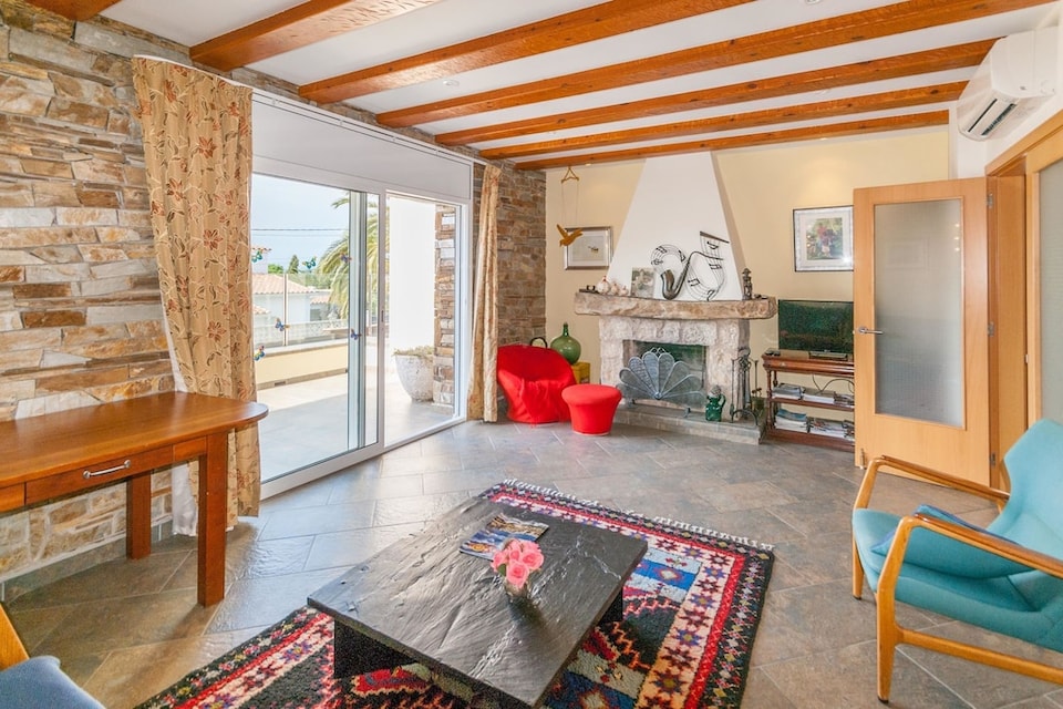 Apartment in Rosas with Private Pool & Bay View, Roses