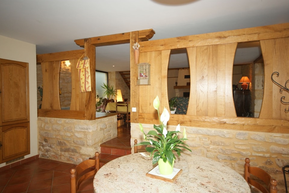 Besse Poolside Retreat, Besse