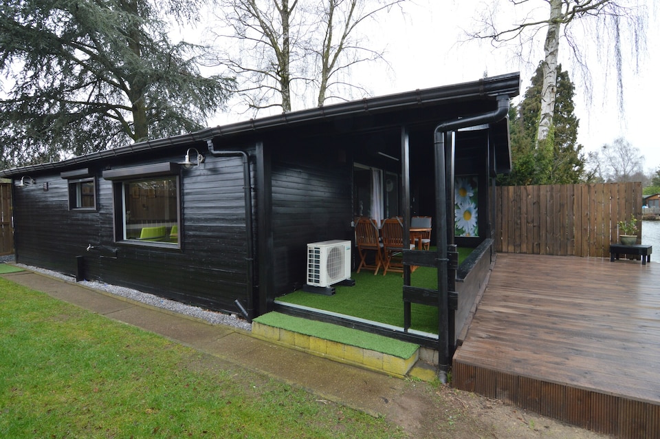Modern waterfront chalet, Geel