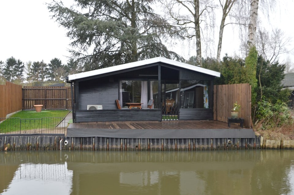 Modern waterfront chalet, Geel