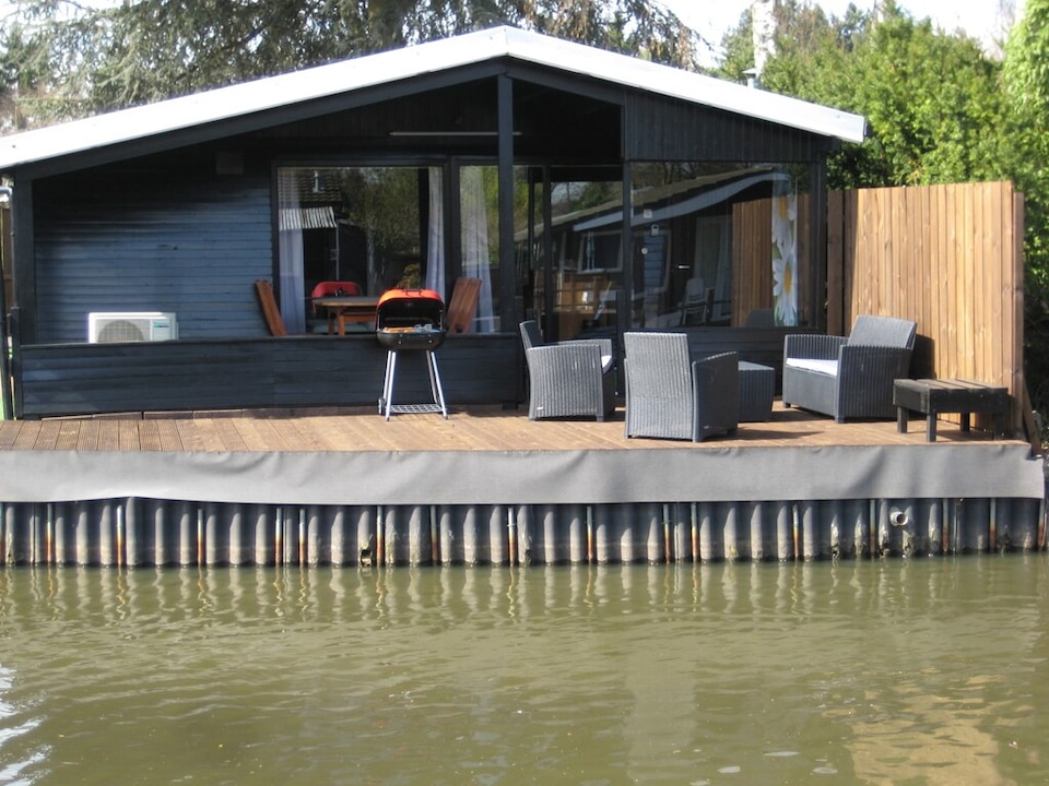 Modern waterfront chalet, Geel