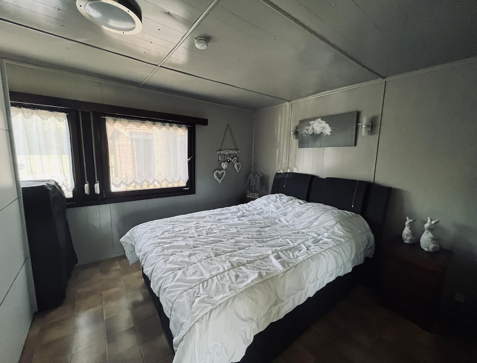 Modern waterfront chalet, Geel