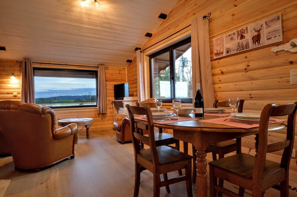 Quiet chalet with panoramic view and fenced garden, Tenneville