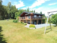 Chalet con vista panoramica e giardino recintato.