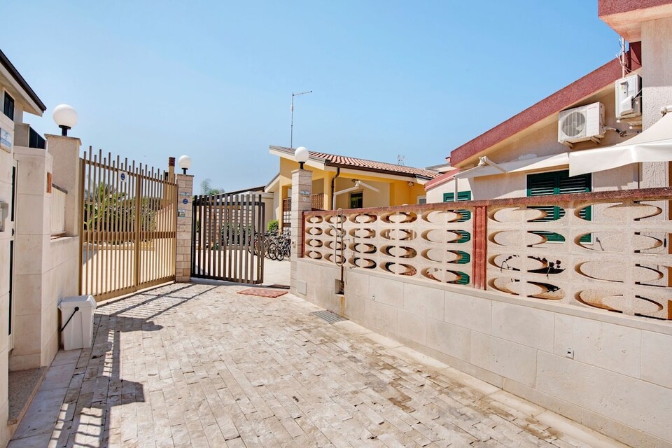 Beachside Getaway w/ Garden, Reitani