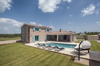 Villa in Svetvincenat mit Pool nahe Rovinj