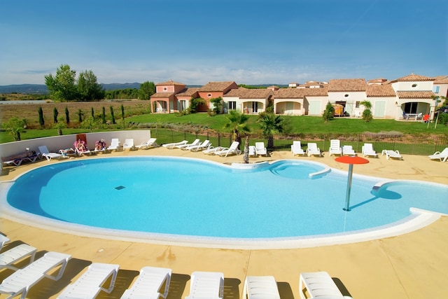 Villa in Frankreich mit Seeblick und Pool, Homps