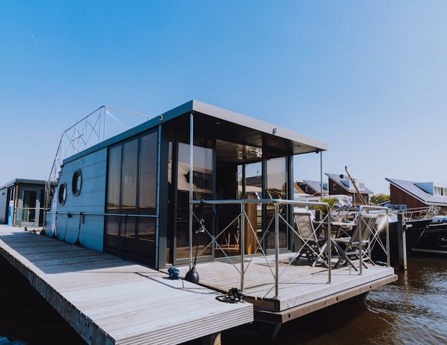 Hausboot am Hafen mit Seeblick