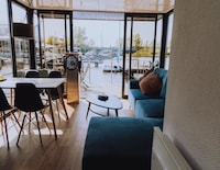 Hausboot am Hafen mit Seeblick