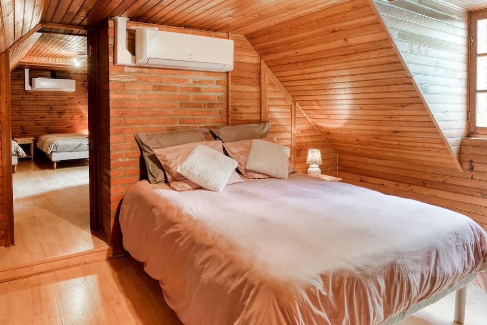 Tranquil holiday home with private pool, Teillots