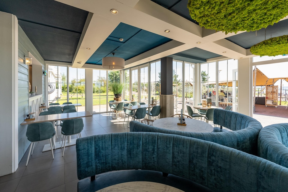 Villa by the Harbour with Sauna, Hellevoetsluis