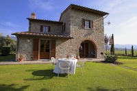 Wohnung in Cortona mit Pool und Hügelblick