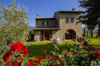 Wohnung in Cortona mit Pool und Hügelblick