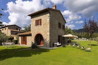 Wohnung in Cortona mit Pool und Hügelblick