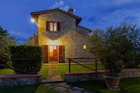 Wohnung in Cortona mit Pool und Hügelblick