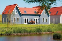 Villa bij Aquadelta met tuin en parkeren