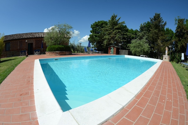 Flat with swimming pool and air conditioning