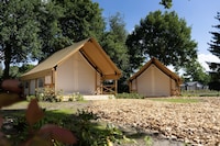 Tentlodge met veranda, vlakbij de Efteling