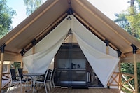 Tentlodge met veranda, vlakbij de Efteling