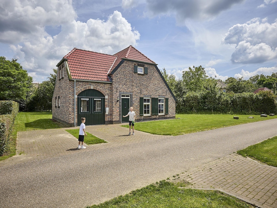 Farmhouse in Limburg with Sauna & Hot Tub, Roggel