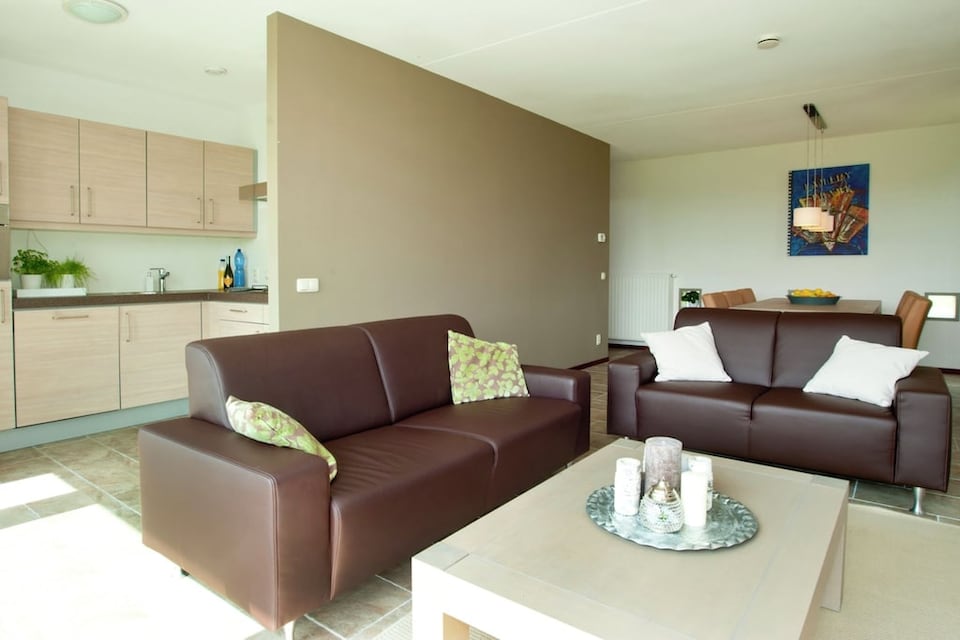 Tail-Wagging Lake Escape, Heel