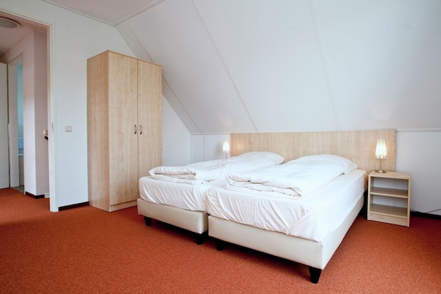 Tail-Wagging Lake Escape, Heel