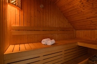 Villa elegante con sauna y jardín