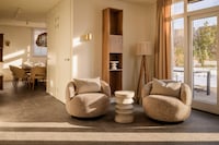 Villa elegante con sauna y jardín