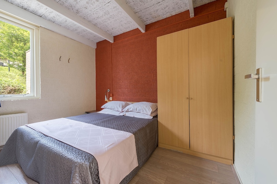 Bungalow en la ladera con jardín, Schin op Geul