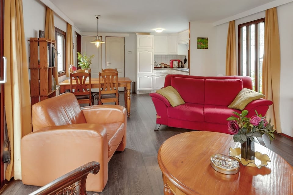 Chalet in Stegeren met Zwembad en Tuinen, Ommen