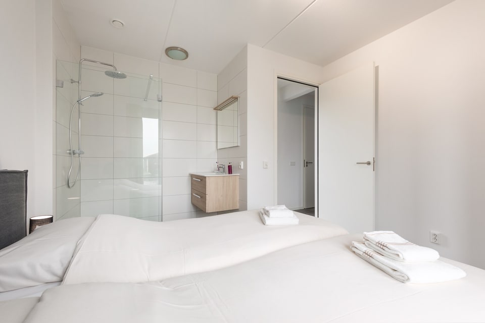 Amplia villa moderna con vistas al lago, Ossenzijl