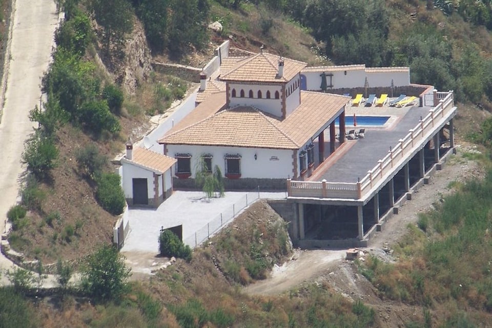 Family Villa with Garden, Sayalonga